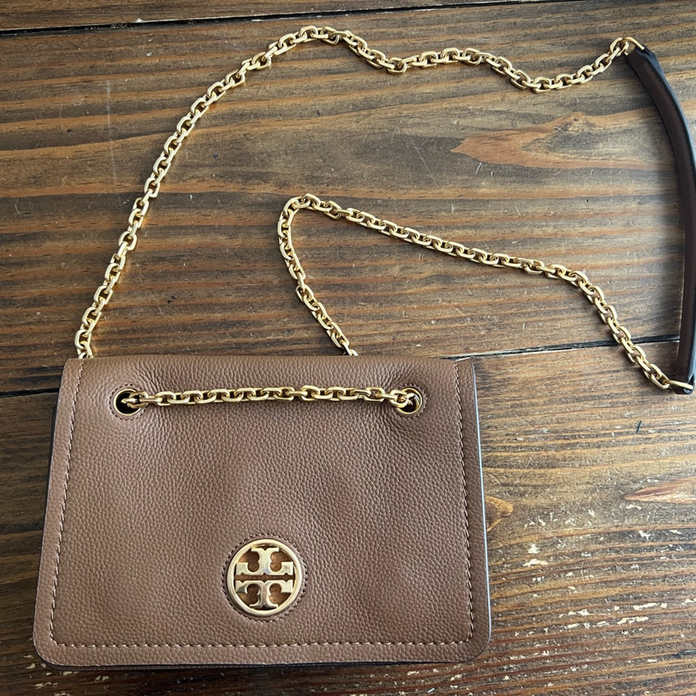 Tory Burch Brown Leather Handbag/Crossbody! Can be worn multiple ways!